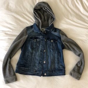 Jean jacket with sweatshirt sleeves and hood